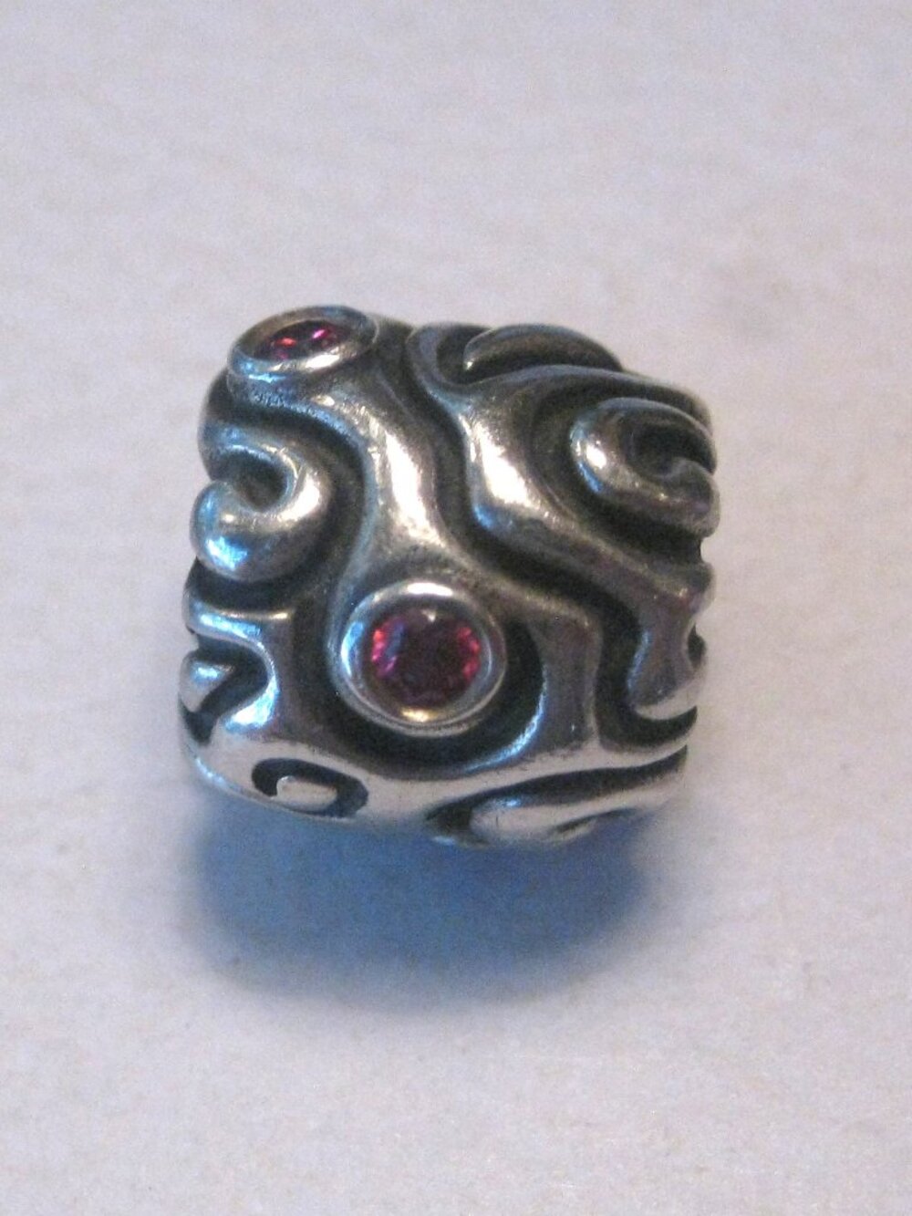 Authentic PANDORA Red Daydream - 45$
